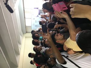 베이스 연주자 에스페란자 스팔딩이 2017년 국제 재즈의 날 행사가 열린 쿠바 아바나의 예술 고등 학원에서 학생들과 함께 사진을 찍고 있다.