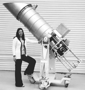 IUE 과학 장비의 핵심: 망원경 튜브와 햇빛 가리개가 지지대 회전 지점 위로 뻗어 있으며, 카메라는 바로 아래에 있고, 일부 거울과 회절 격자는 하단에 있다. 어셈블리 중간에서 뻗어 있는 상자는 우주선의 자이로스코프 위치를 덮고 있다.