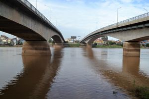 프놈펜의 모니봉 다리의 고속도로