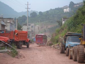 바둥 북쪽의 G209 비포장 구간