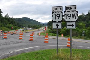 노스캐롤라이나주 케인 리버에서 US&nbsp;19/US&nbsp;19E/US&nbsp;19W 분기점