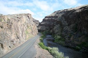 오리건주 동부의 픽처 협곡 입구에 있는 US 26번 국도. 존 데이 강은 도로 오른쪽에 있다.