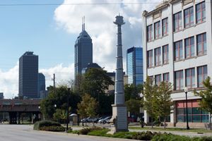 US 40 기념비, 워싱턴 스트리트를 따라 원래 40번 국도의 주요 도시들을 강조한다.