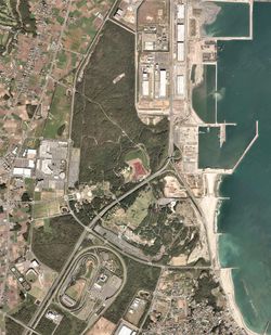 히타치 해변공원 주변의 항공 사진. 국토교통성 국토지리원 [https://mapps.gsi.go.jp/ 지도・항공 사진 열람 서비스]의 항공 사진을 기반으로 제작.2012년 10월 촬영한 12장을 합성 제작.