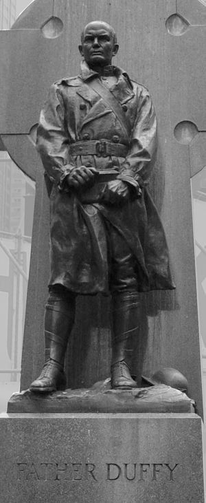 켈트 십자가 앞에 있는 가톨릭 사제 프랜시스 P. 더피 기념비. 그는 전형적으로 전투에 참여했으며 미 육군 역사상 가장 많은 훈장을 받은 성직자가 되었다.