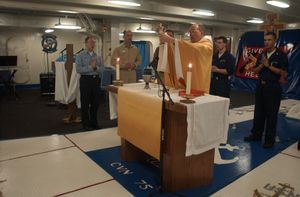 항공모함 해리 S. 트루먼 함 내에서 부활절 미사를 집전하는 가톨릭 군종 사제와 참례하는 승무원들 (2004년 4월 11일)