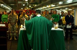 2006년 미 해군 병영에서 로마 가톨릭 교회 사제가 미사를 집전하는 모습