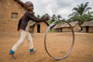 콩고 민주 공화국 핑가 거리에서 굴렁쇠를 굴리는 소년