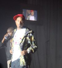 카무플라주 무늬 재킷을 걸친 퍼렐 윌리엄스