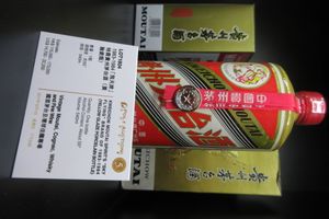 HKD}} (14700USD~22200USD)의 가격으로 추정되었다.