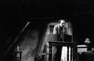 Die Illegalen은 1946년 3월 21일 베를린 헤벨 극장에서 초연되었다. (사진: 에른스트 빌헬름 보르허트)