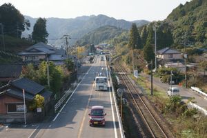 계곡을 나란히 달리는 가라쓰선과 사가현도 제350호 오치키시선(구 국도 203호선), 초기리에서 마치기 방면