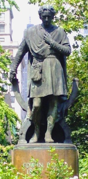 에드먼드 T. 퀸이 조각한 에드윈 부스의 햄릿 조각상은 1916년 더 플레이어스에 의해 공원 중앙에 설치되었다.