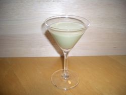 브라운 카카오 리큐어를 사용하여 만든 글래스호퍼