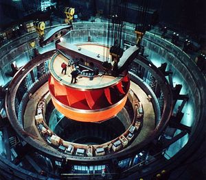 약 100만 마력(750MW)으로 평가된 프란시스 터빈 러너가 미국의 그랜드 쿨리 댐에 설치되고 있다.