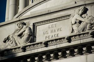 입구 위의 명판 세부