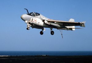 A-6E가 USS America (CV-66)에 착륙하는 모습, 왼쪽 날개 끝에 있는 분리형 에어 브레이크가 보인다.