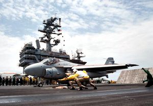 1996년, USS 조지 워싱턴의 비행 갑판에서 마지막으로 발진하는 VA-34 소속 A-6E SWIP 인트루더.