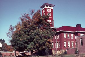 제임스 K. 슈크 학교는 그런디군에서 방화로 소실된 수많은 건물 중 하나이다.