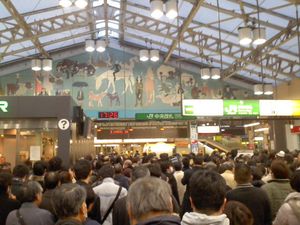 도쿄 우에노역에서 전철 전 노선 운행 정지로 사람들이 몰린 모습.