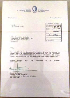 1990년 몰타가 유럽 경제 공동체 가입을 신청한 서한. 당시 유럽 연합 의회 순회 의장직을 맡고 있던 이탈리아 외무부 장관 잔니 데 미켈리스에게 몰타 외무부 장관 귀도 데마르코가 보냈다. 브뤼셀의 유럽 역사관에 소장되어 있다.