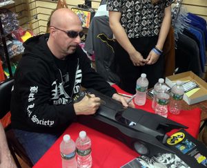 미드타운 코믹스에서 배트모빌 장난감에 서명하는 카풀로