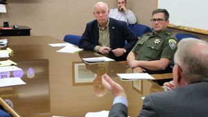 지언포테이는 2018년 10월 몬태나 고속도로 순찰대, 몬태나 법무부, 몬태나 법무장관 팀 폭스와 불법 마약 단속에 대해 논의하고 있다.