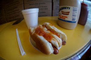 양배추와 양파를 곁들인 핫도그 두 개