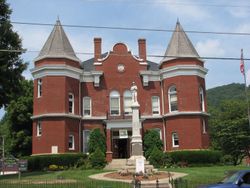 박물관이자 공공 행사 장소로 사용되는 옛 그레이슨군 법원.