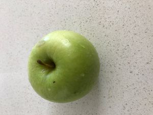 그래니 스미스는 둥근 모양에 밝은 녹색을 띤다