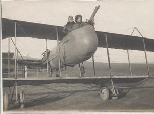 제1차 세계 대전 중 라두 이르메스쿠(뒷배경)와 함께 파르만 F.40에 탑승한 그리고레 가펜쿠