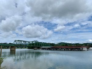 체로키 호수의 독일 크릭 다리 옆의 선착장