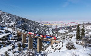 TrainOSE의 Adtranz 220 029호와 220 027호가 Kifera 육교 위에서 IC 52 아테네 - 테살로니키 열차와 함께 정체를 알 수 없는 HellasSprinter를 견인하고 있다.