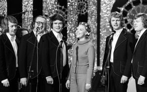 디지 튠스(Dizzie Tunes)와 함께 있는 그레테 카우슬란(Grethe Kausland).