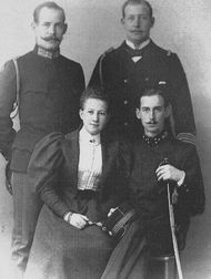 마리아 공주와 세 명의 오빠들: 콘스탄티노스(왼쪽 서 있음), 게오르기오스(오른쪽 서 있음)와 니콜라오스(앉아 있음).