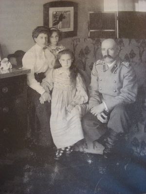 게오르기 미하일로비치 대공과 그의 아내 마리야 게오르기예브나 대공녀, 그리고 그들의 두 딸 (1908년)