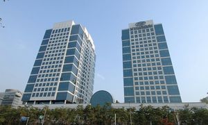 현 현대자동차 본사 건물 (오른쪽)