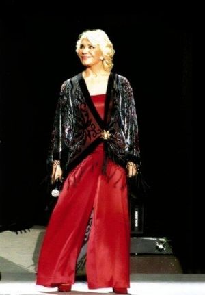 마리넬라(2006년 사진)는 1974년 유로비전 데뷔에서 그리스를 대표한 첫 번째 참가자였다.