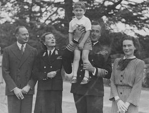 1946년 캔버라에서 부모님(왼쪽과 오른쪽), 경과 부인과 함께 있는 어린 시절의 윌리엄