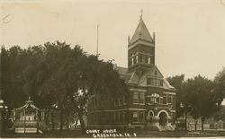 중앙 탑이 부착된 유서 깊은 애데어 카운티 법원 (1890년대/1900년대 초)