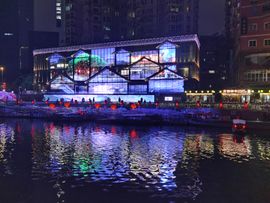 인기 야간 관광 프로그램의 한 장면을 보여주는 금강 강둑의 야경.