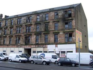 페이즐리 도로 서쪽에 방치된 공동 주택. 지금은 철거됐다.