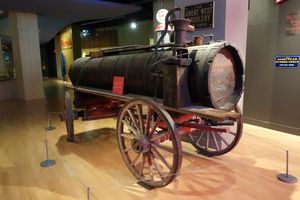 글렌보우 박물관에 전시된 1920년경 터너 밸리 유전에서 사용된 유조차.