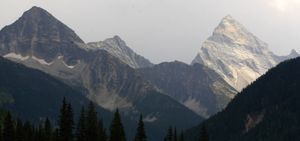 이글 봉(왼쪽), 유토 봉, 마운트 시어 도널드