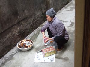 베트남에서 명전을 태워 공양하는 모습