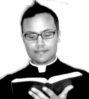 명상과 관상 기도를 준비하기 위해 성경을 읽는 사제