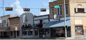 290번 국도와 77번 국도 교차로에 위치한 기딩스