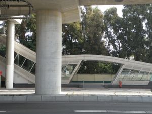 기름 공장 초등학교 역 3번 출입구