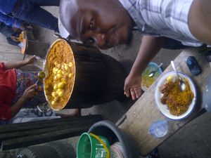 다양한 종류의 쇠고기와 삶은 달걀과 함께 제공되는 팜 오일 쌀(반가 쌀)