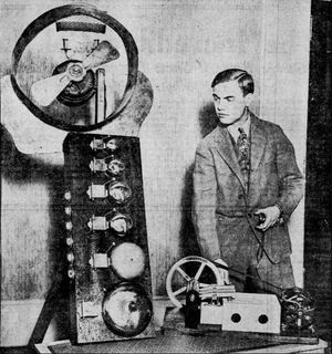 안테일이 기계적 발레를 위해 제작한 "소음 발생기" 중 하나와 함께 포즈를 취하고 있다.
